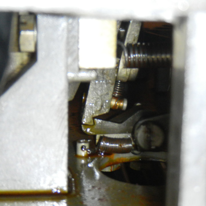 Spacer mechanism, with spring